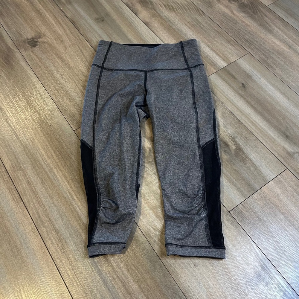 Lululemon  Gray Black Yoga Capri Leggings Athletic Workout Pants Women‎ Size 4